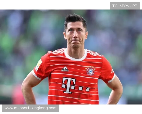 莱万细腻控球化解包夹，让拜仁有效持球推进