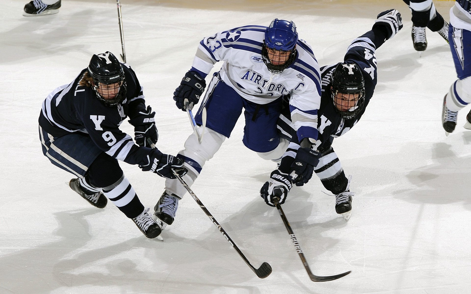 人工浪池冲浪入门赛 多名初学者首次“成功站板”